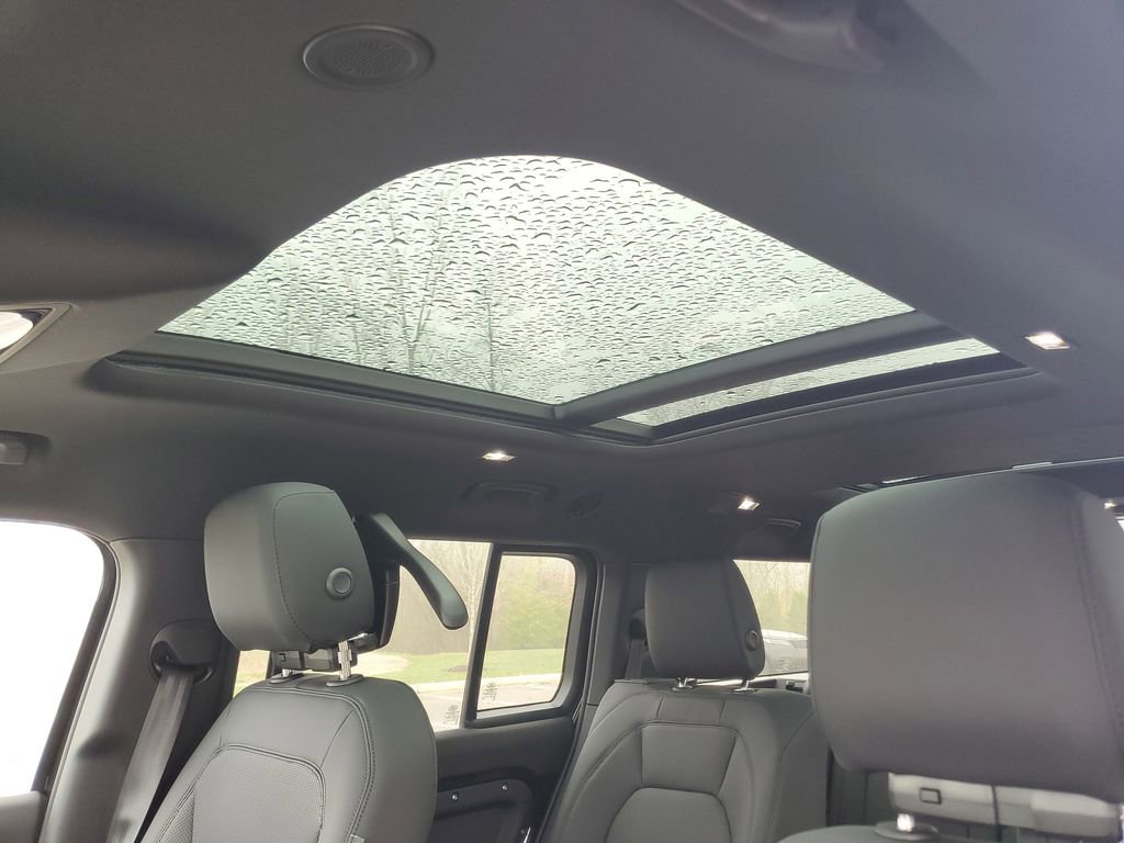 New 2026 Land Rover Defender 130 X-Dynamic SE image 10