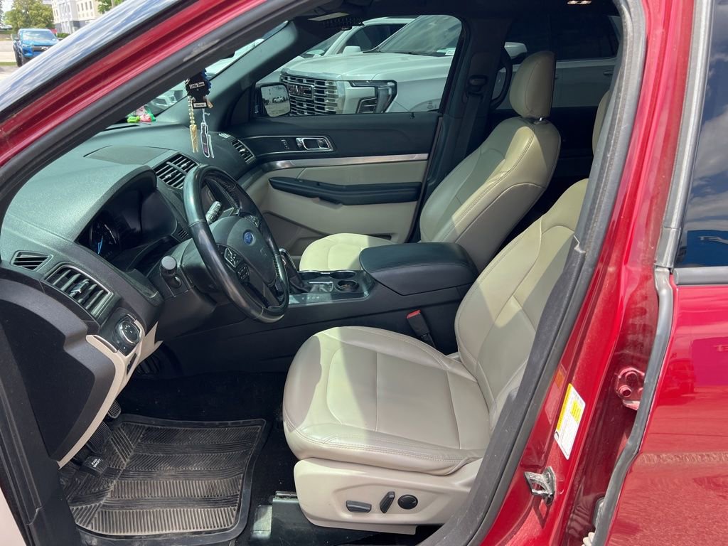 Used 2019 Ford Explorer XLT w/ Equipment Group 202A FWD image 3