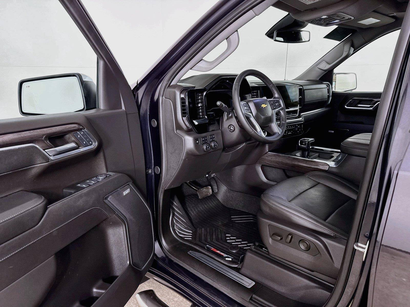 Used 2024 Chevrolet Silverado 1500 LTZ w/ LTZ Premium Package AWD/4WD image 3