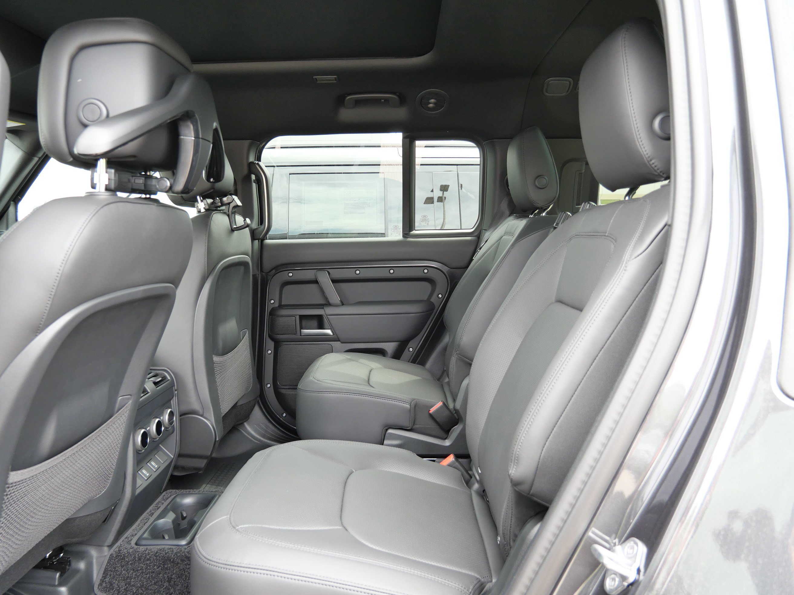 New 2026 Land Rover Defender 130 X-Dynamic SE AWD/4WD image 6
