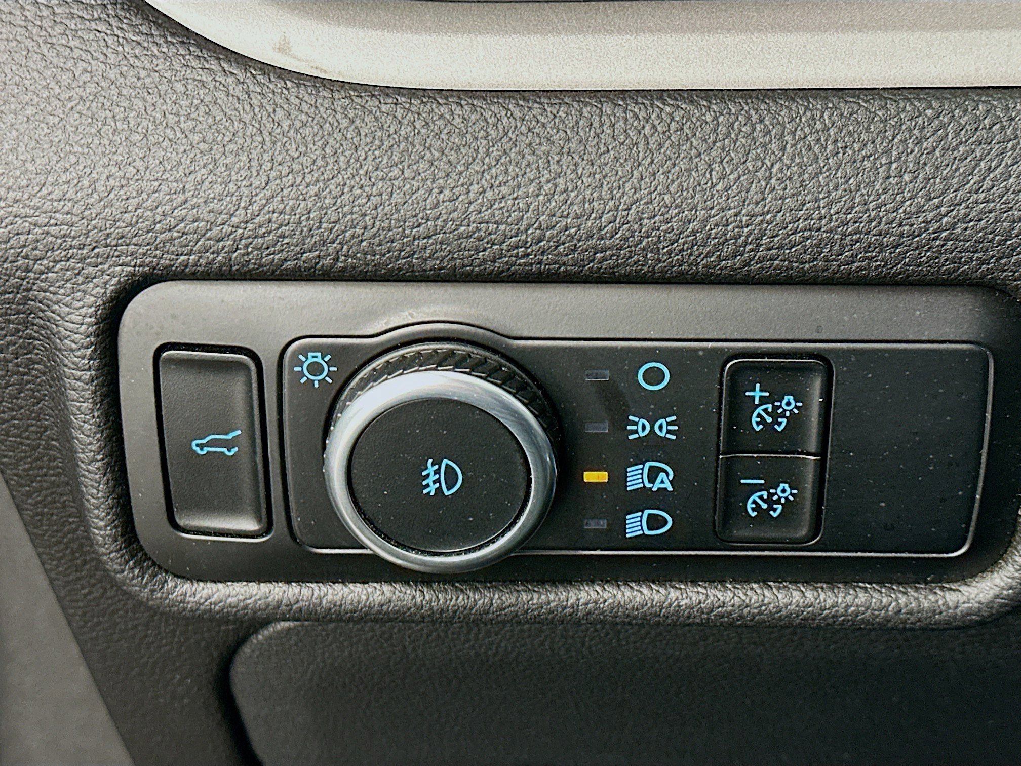 Used 2023 Ford Explorer XLT w/ Equipment Group 202A image 17