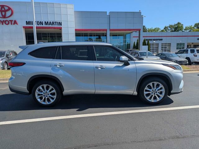 Used 2021 Toyota Highlander Limited FWD image 3