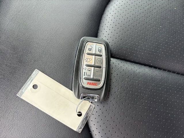 Used 2025 Chrysler Pacifica Select image 46