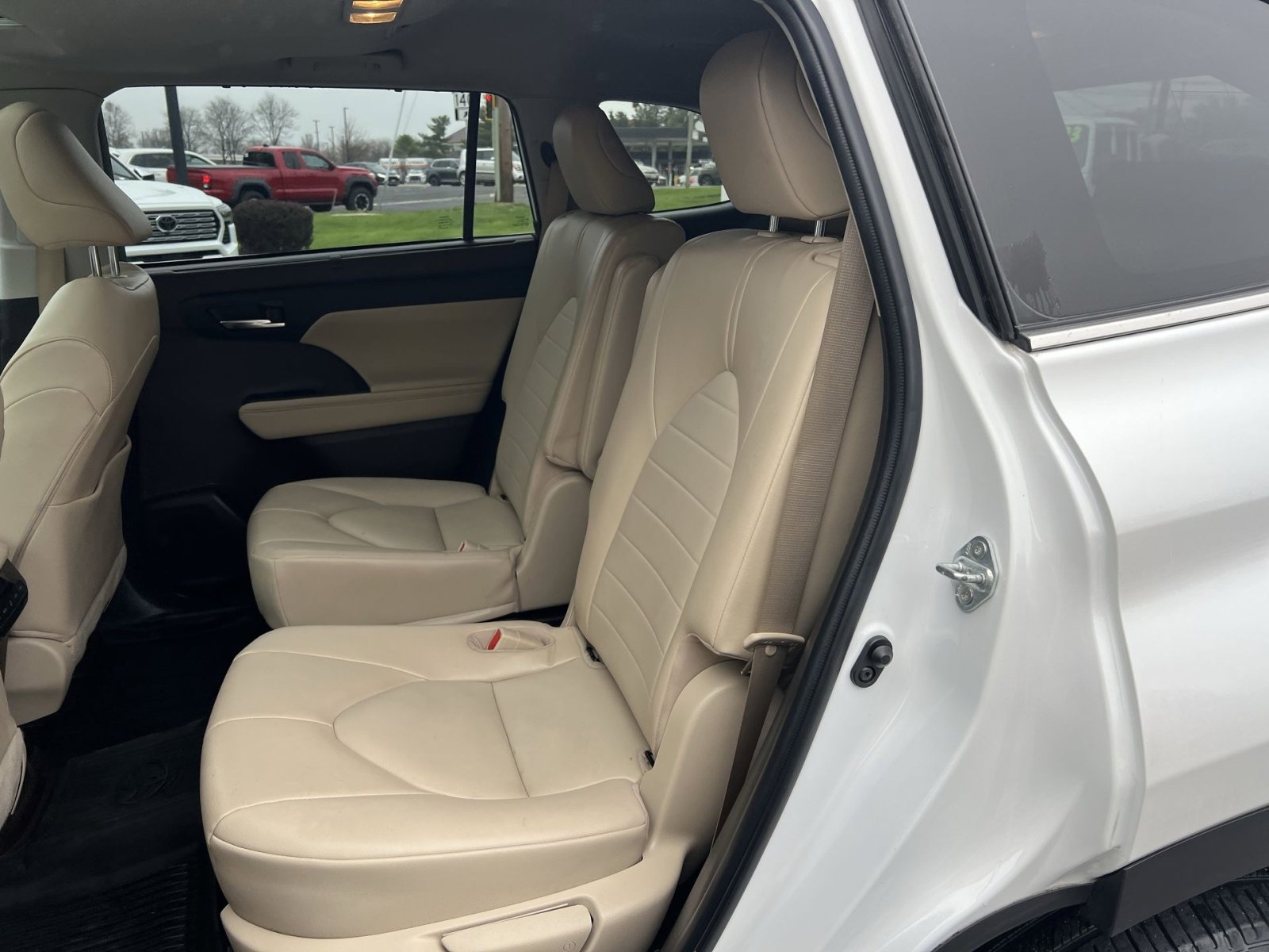 Used 2022 Toyota Highlander XLE image 24