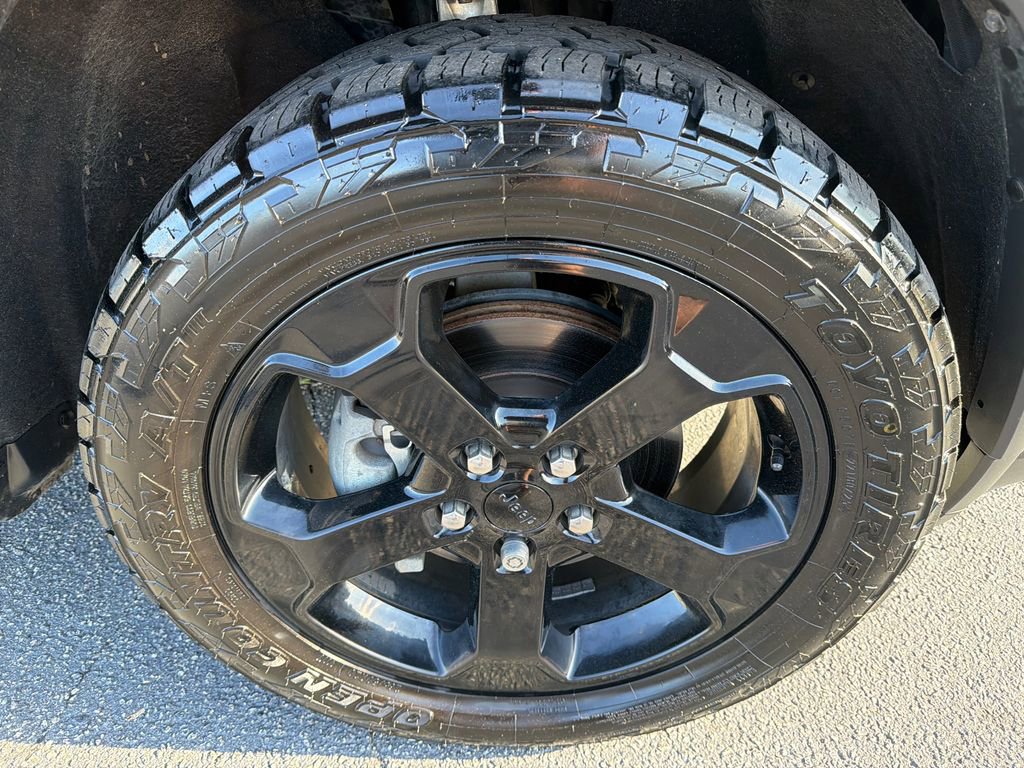 Used 2018 Jeep Grand Cherokee Laredo AWD/4WD image 12