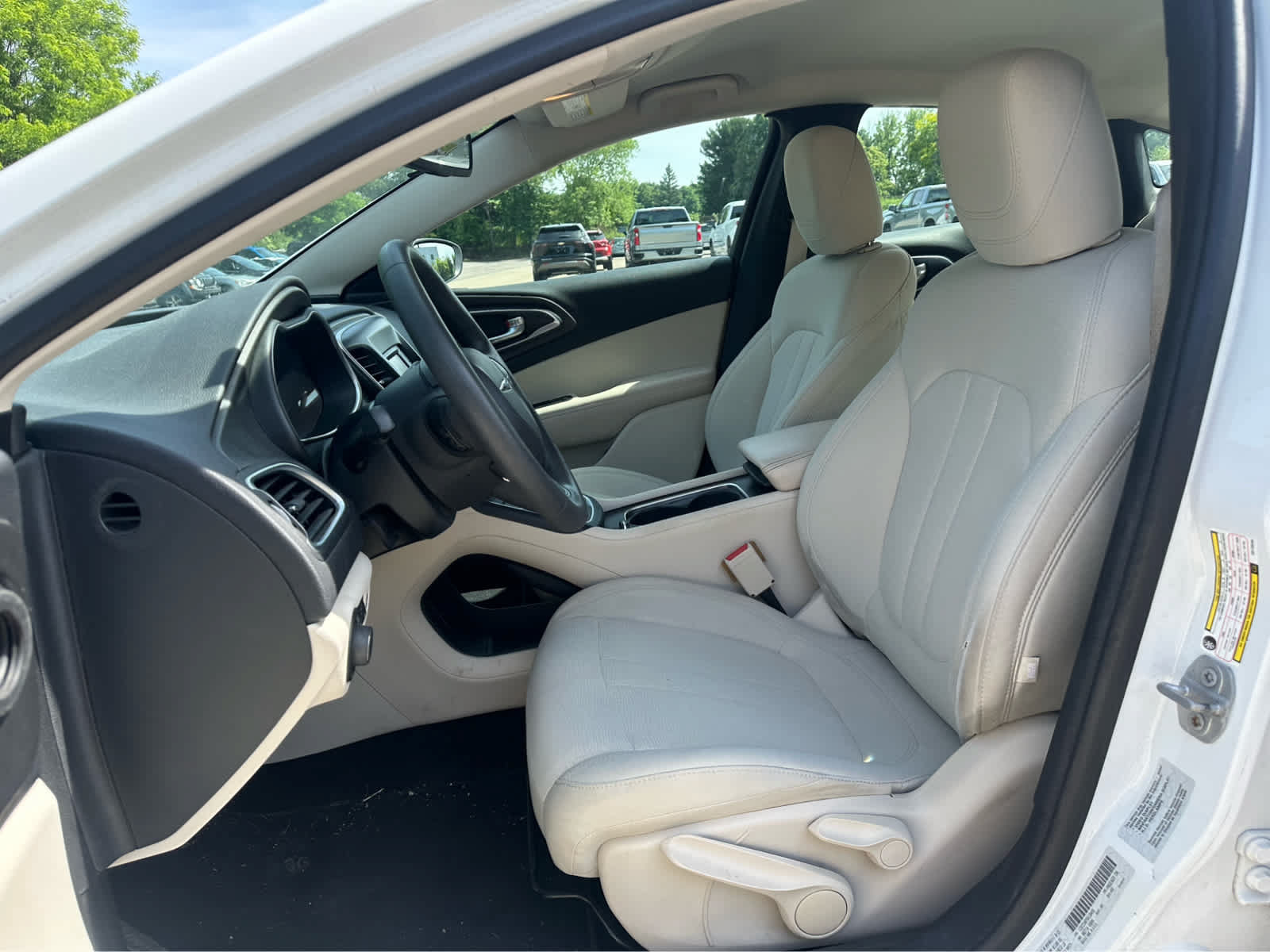 Used 2016 Chrysler 200 Limited FWD image 10