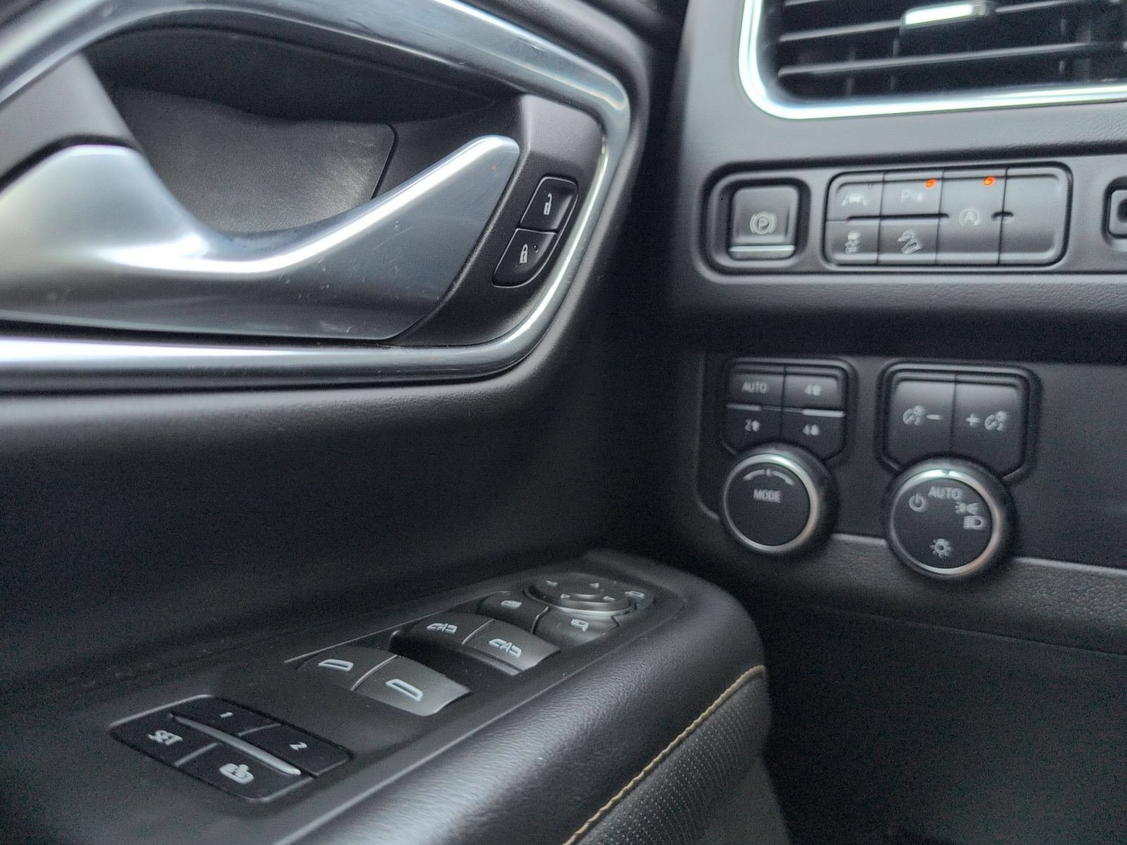 Used 2023 Chevrolet Suburban Premier AWD/4WD image 16
