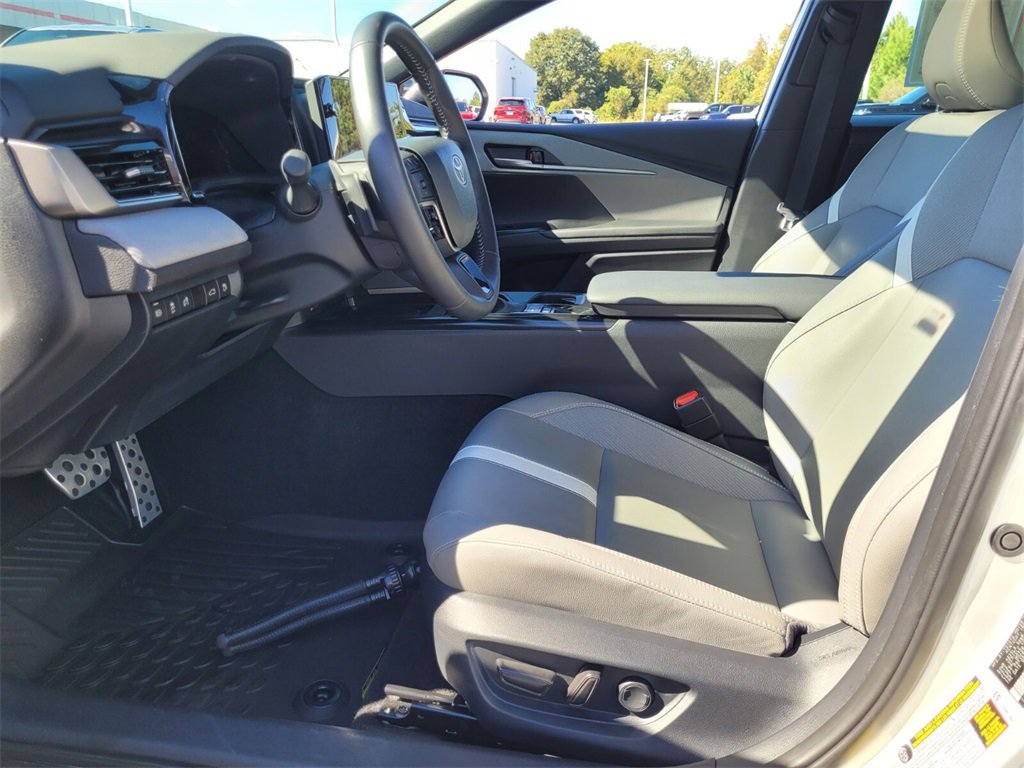 Certified 2025 Toyota Camry SE image 5