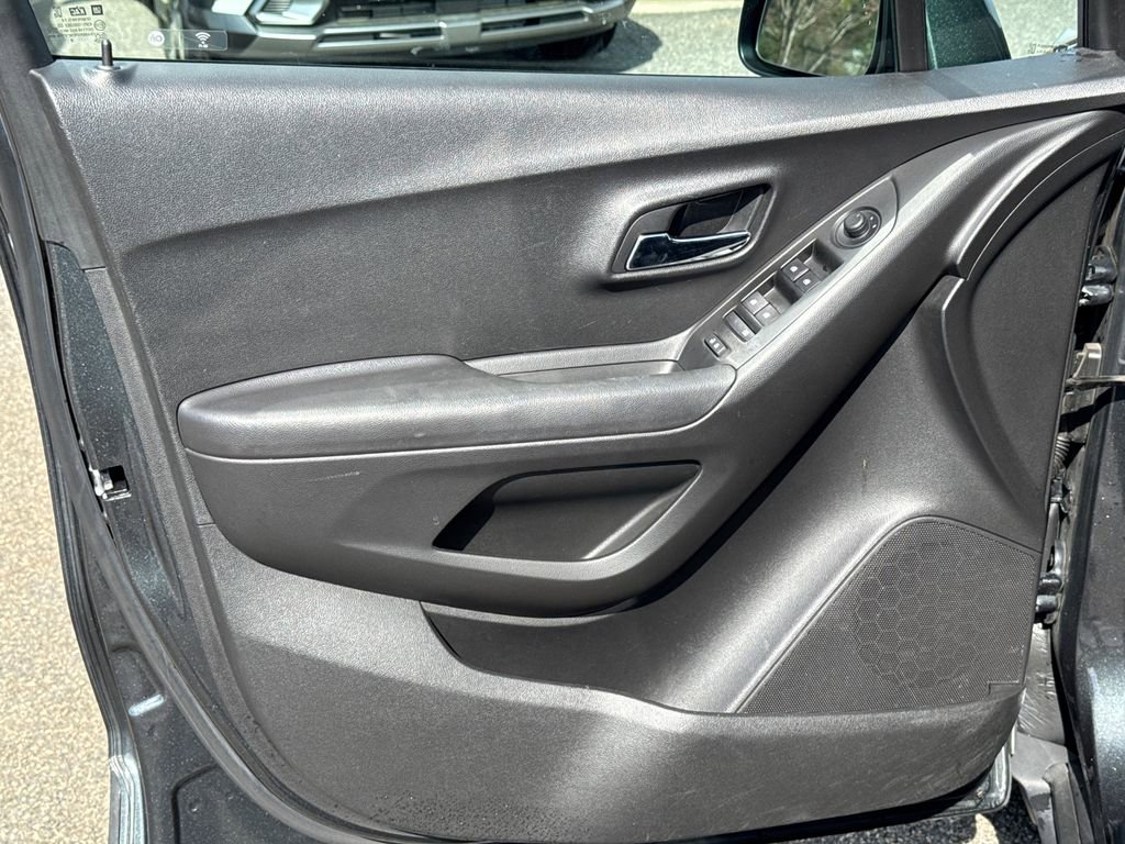 Used 2018 Chevrolet Trax LT w/ LT Convenience Package image 10