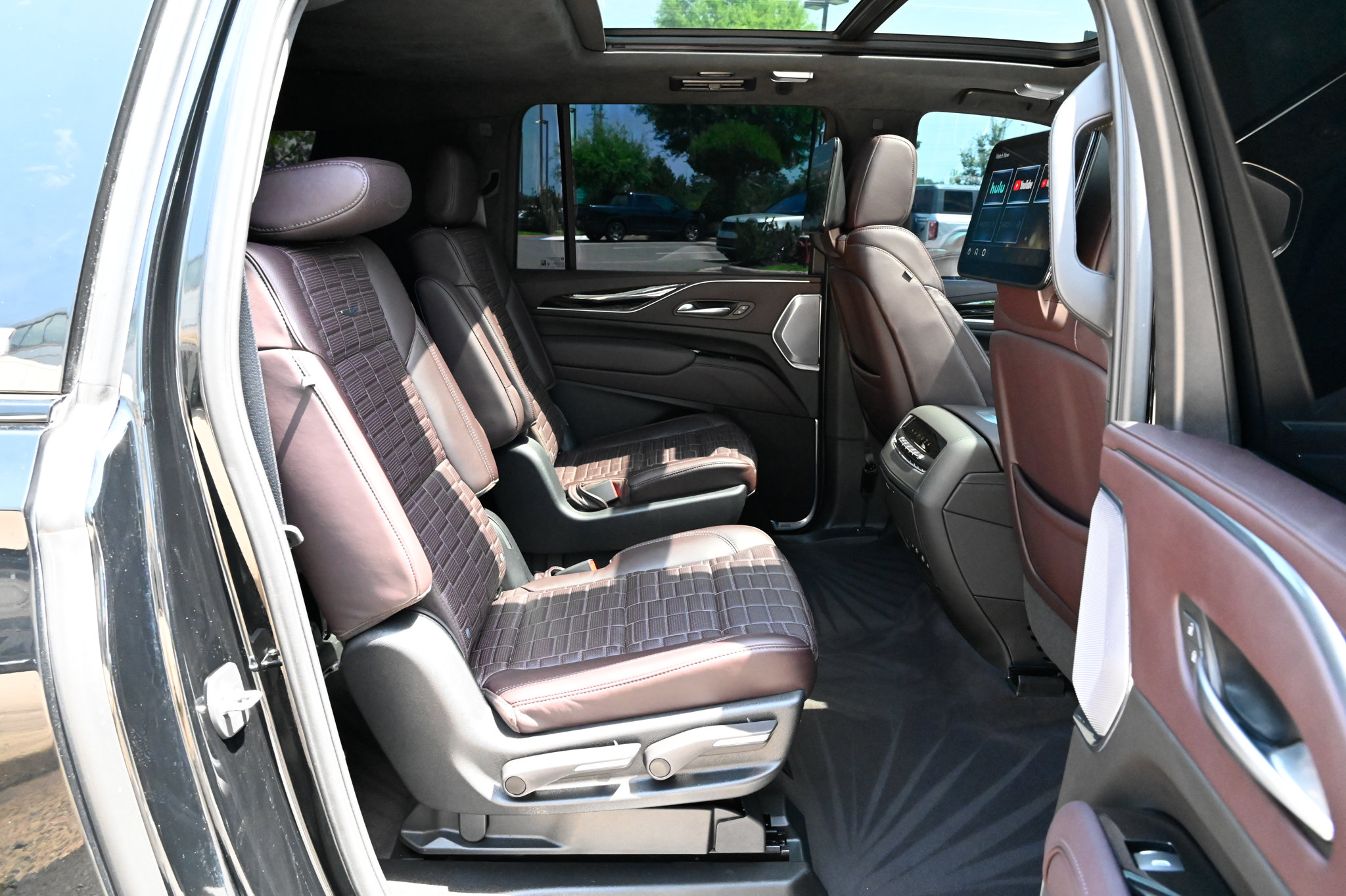 Used 2023 Cadillac Escalade ESV Sport Platinum w/ LPO, ONYX Package AWD/4WD image 45