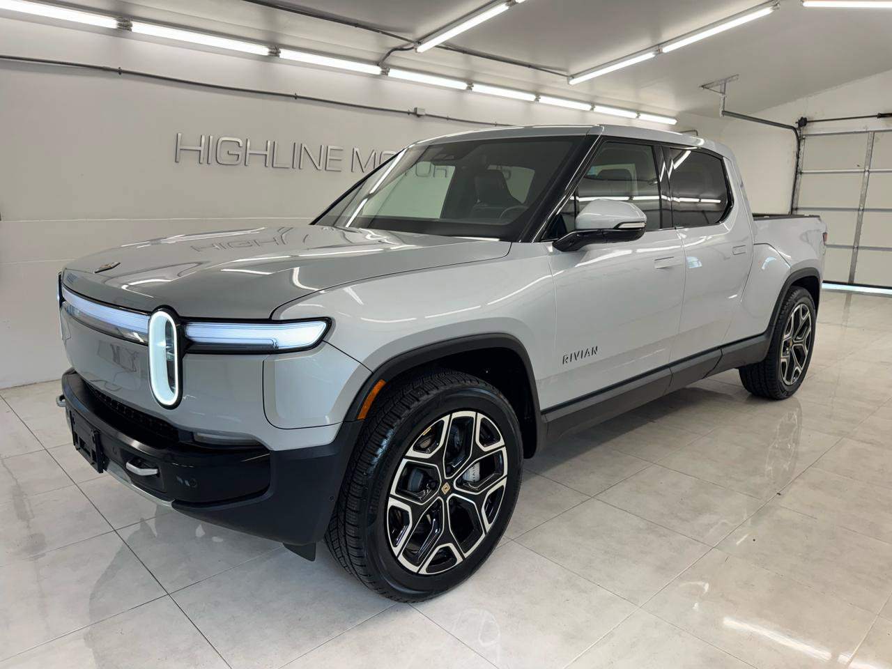 Used 2025 Rivian R1T Adventure AWD/4WD image 1