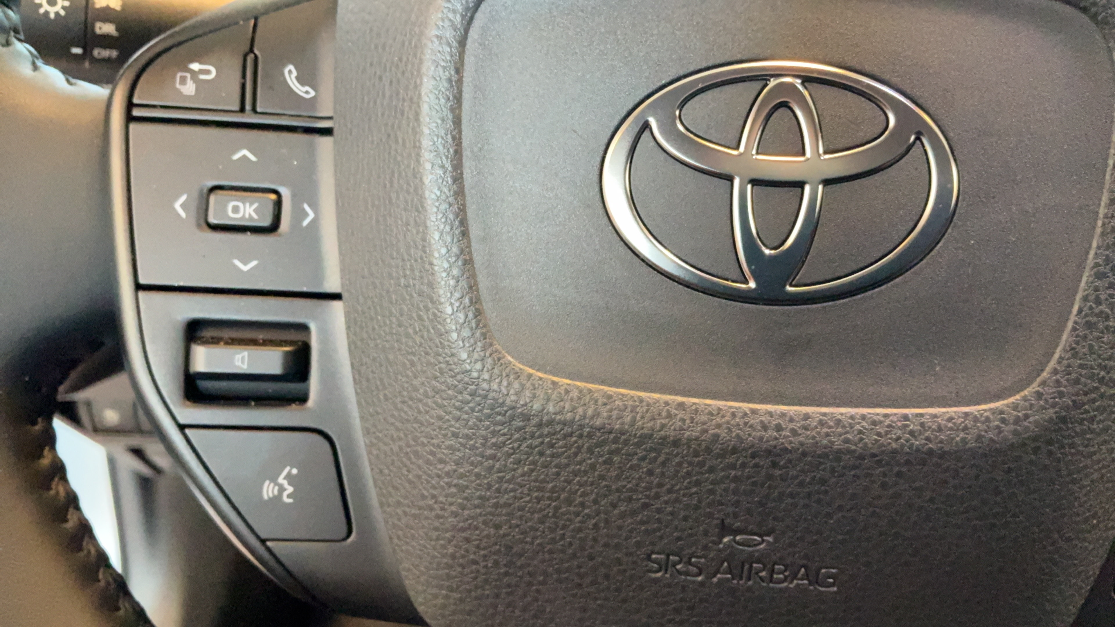 Certified 2025 Toyota Prius LE FWD image 16