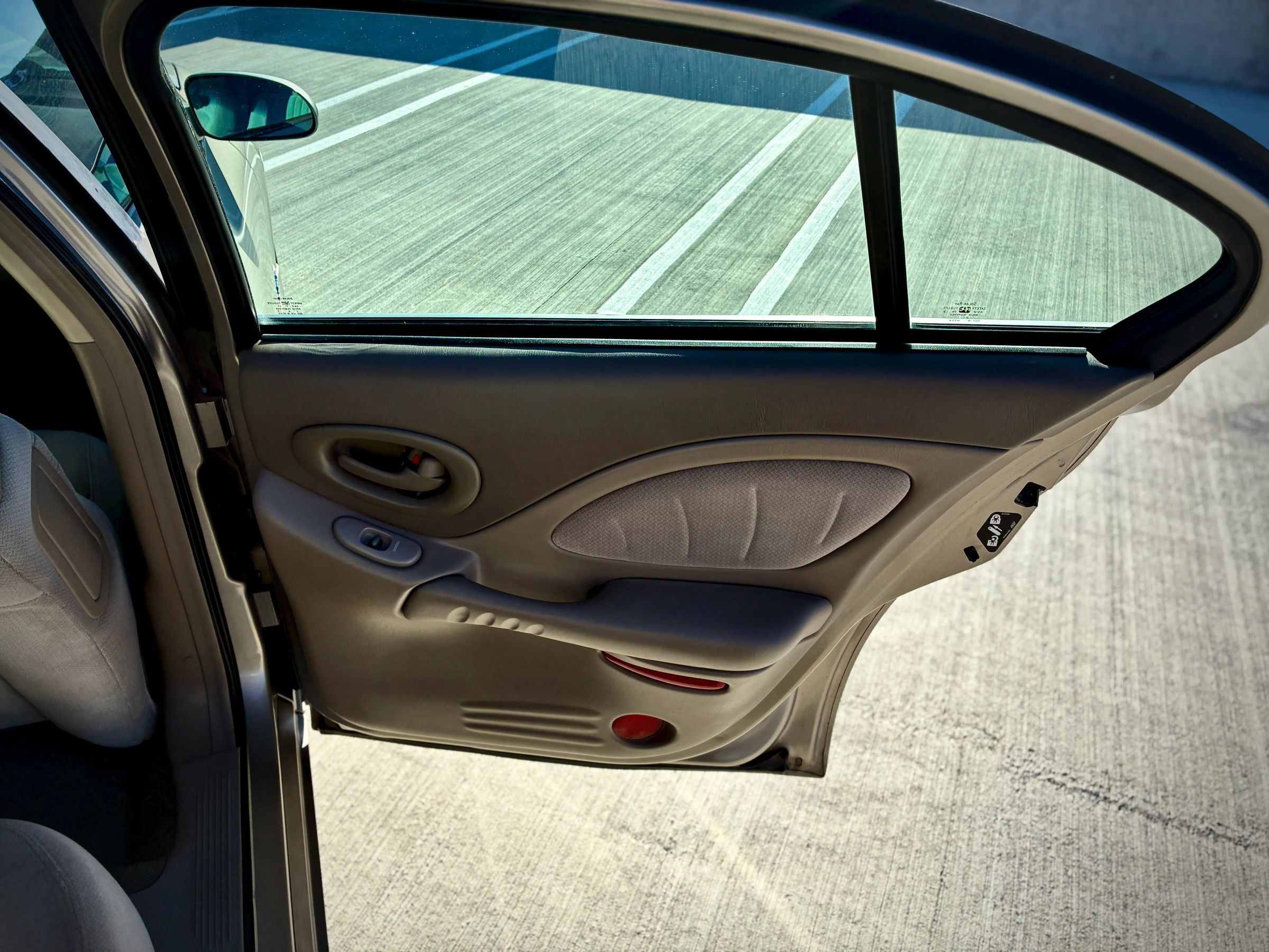 Used 2003 Pontiac Bonneville SLE FWD image 35