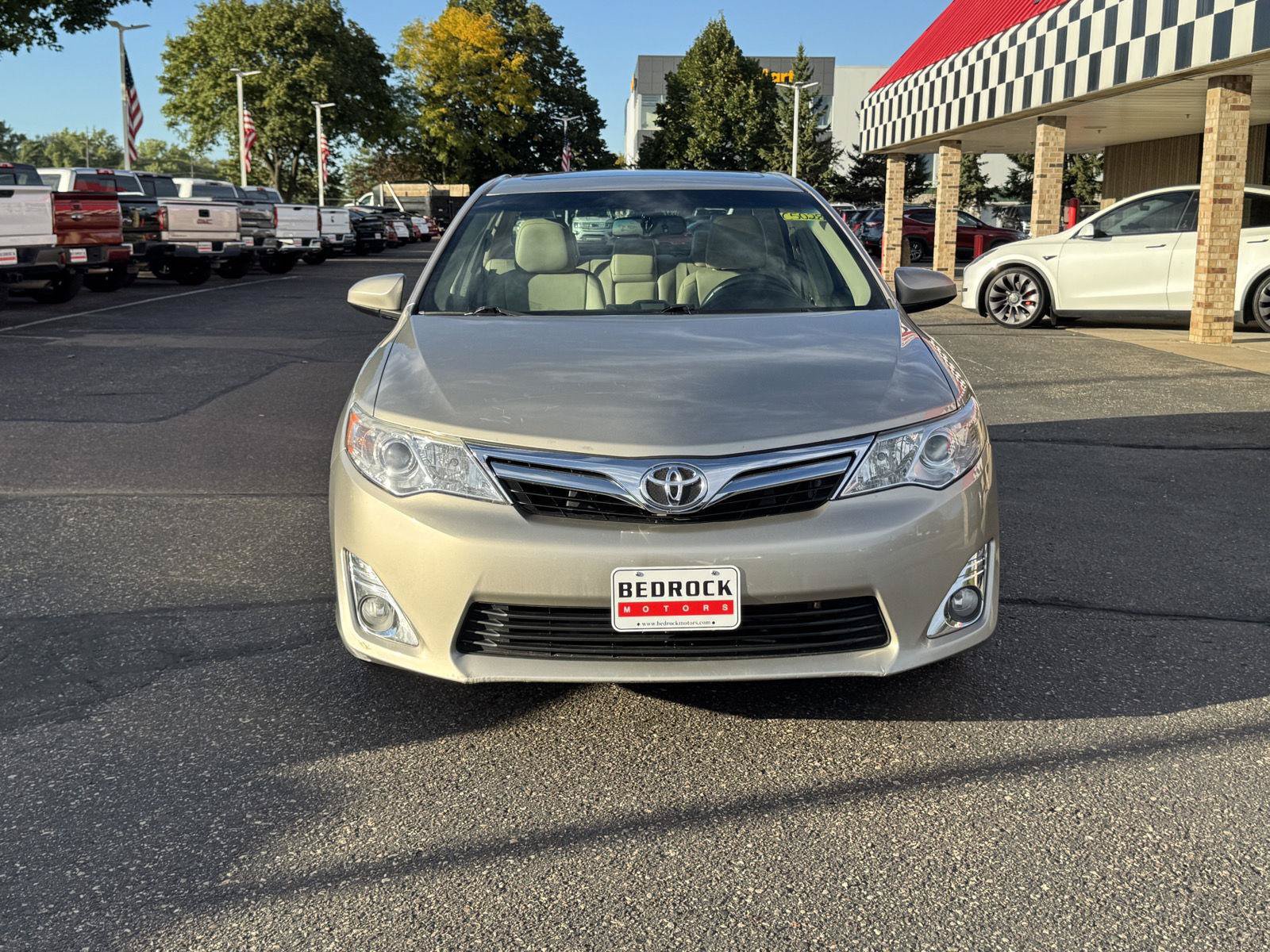 Used 2014 Toyota Camry XLE w/ Leather Package FWD image 2