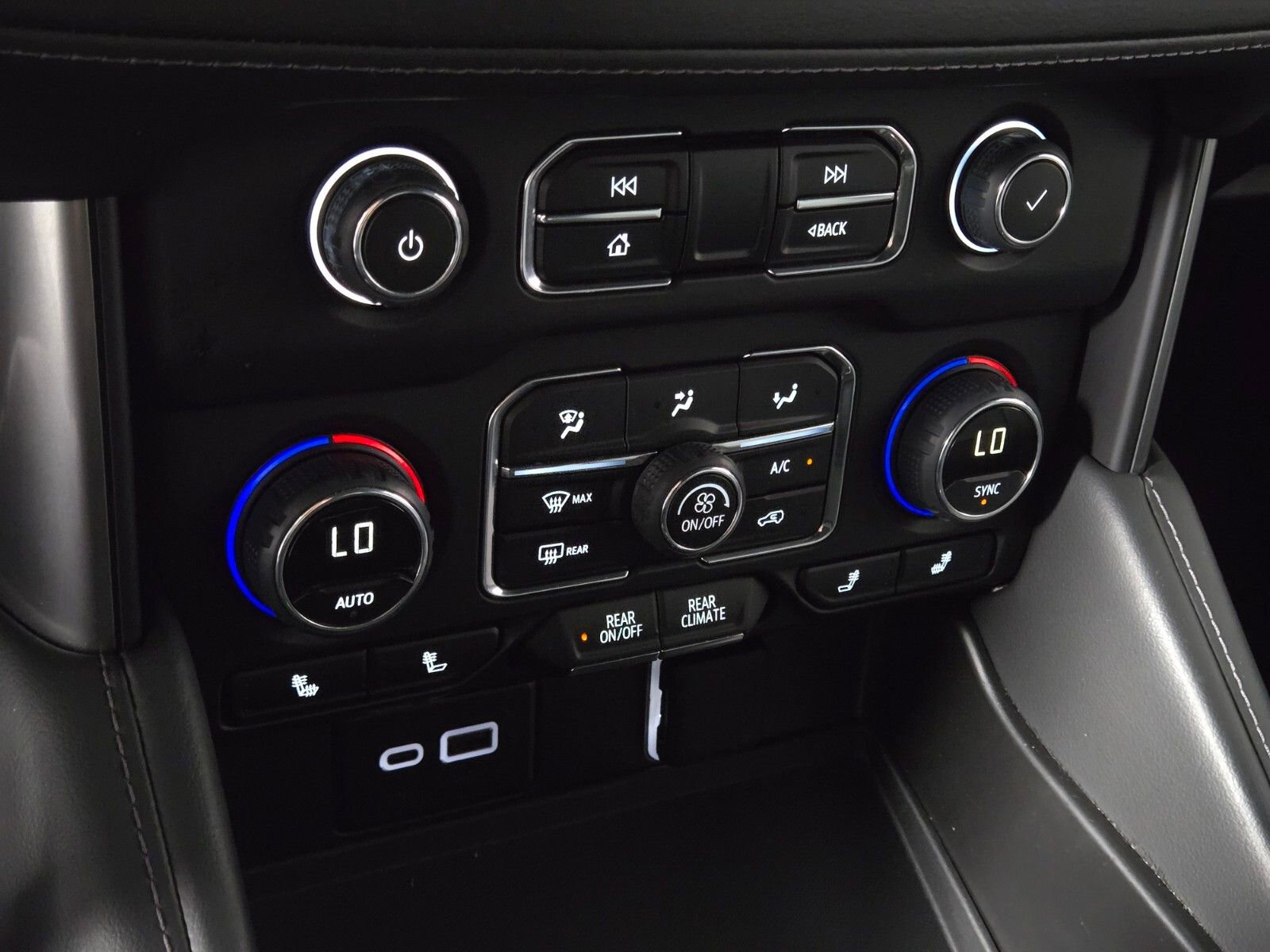Used 2024 Chevrolet Suburban LT RWD image 25