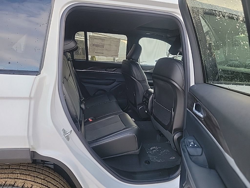 New 2026 Jeep Grand Cherokee Altitude image 9