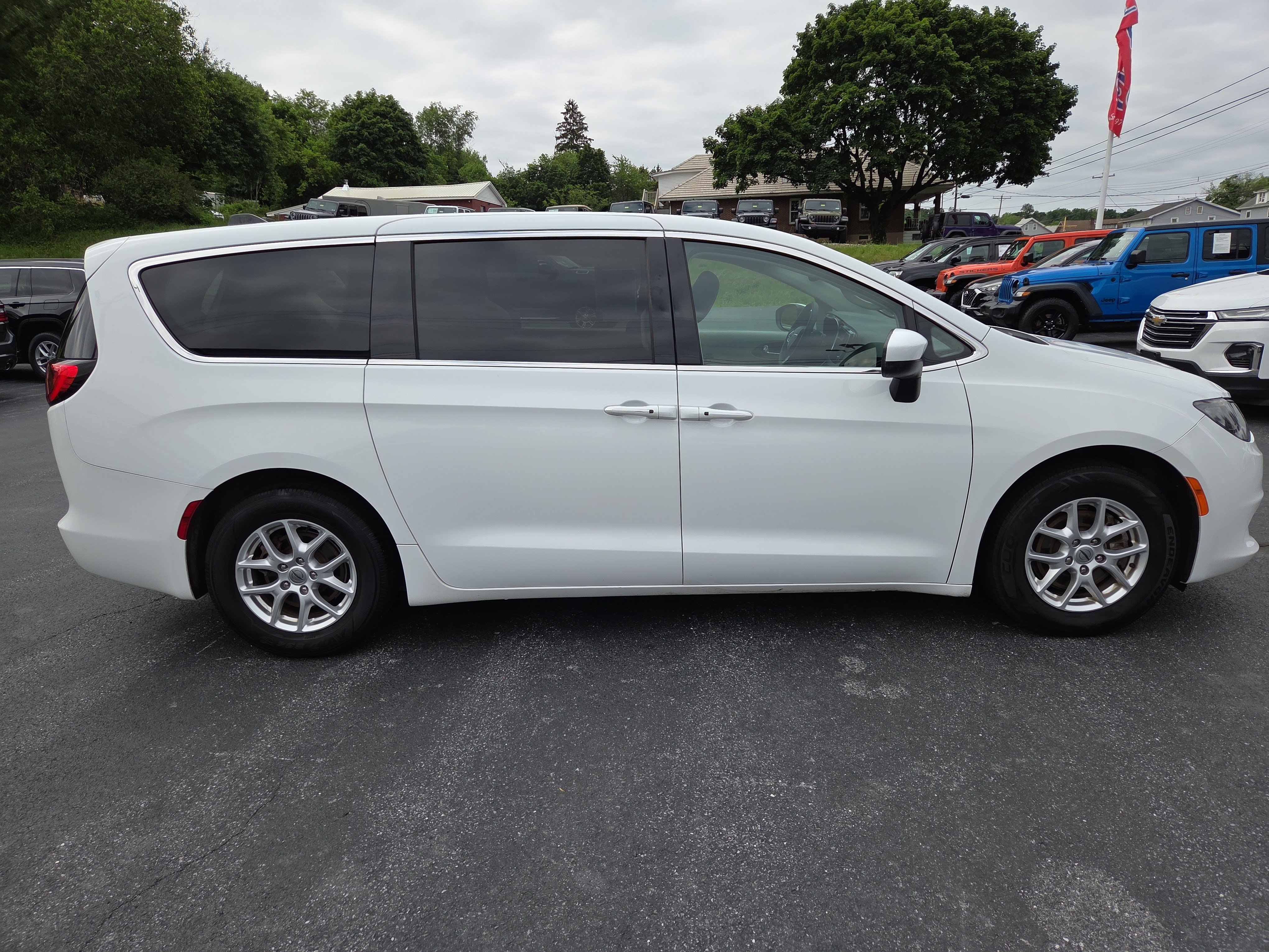 Certified 2022 Chrysler Voyager LX FWD image 2