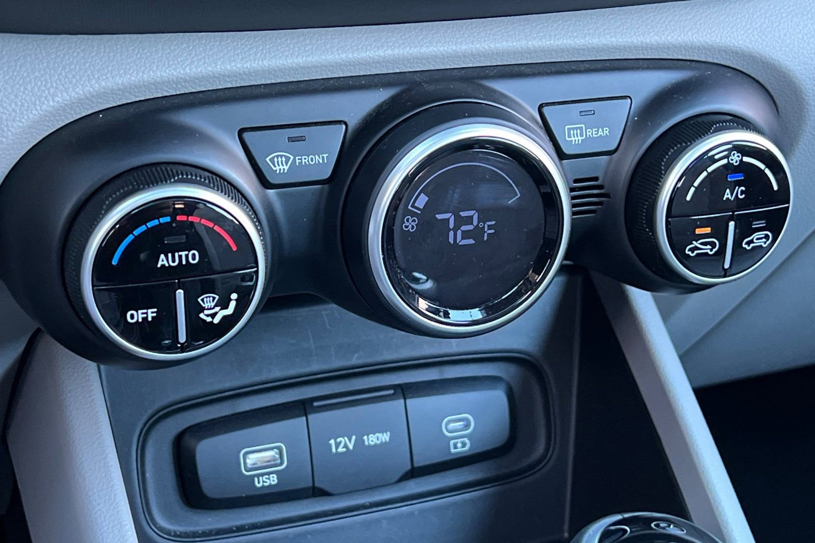 Certified 2025 Hyundai Venue SEL image 27