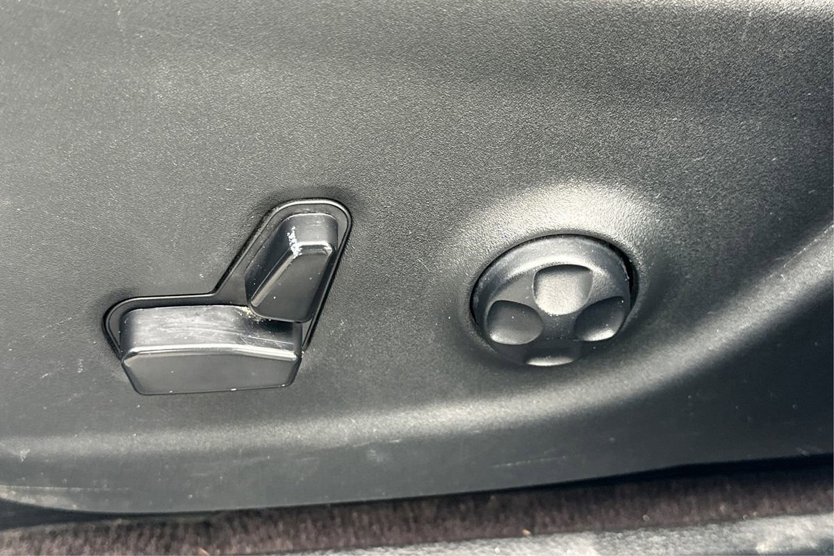 Used 2019 Jeep Cherokee Trailhawk w/ Cold Weather Group image 18