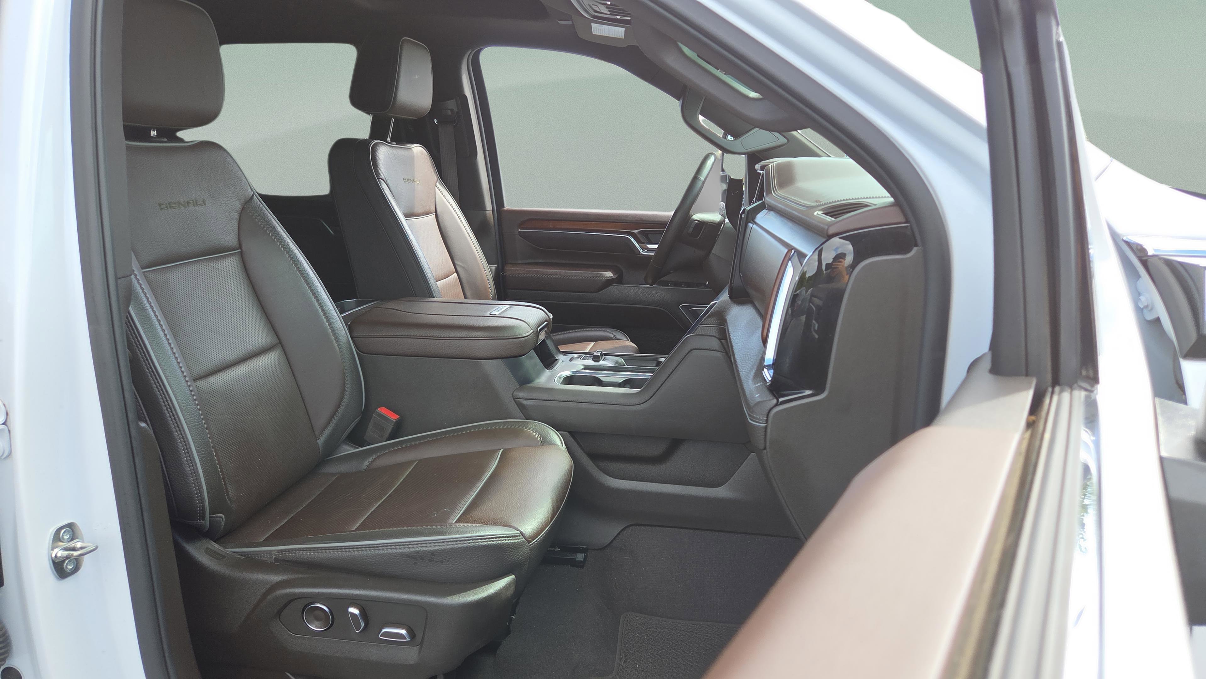 Used 2024 GMC Sierra 3500 Denali w/ Denali Reserve Package image 19