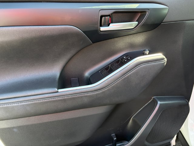Used 2023 Toyota Highlander XLE AWD/4WD image 13