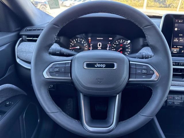 Used 2025 Jeep Compass Latitude image 14