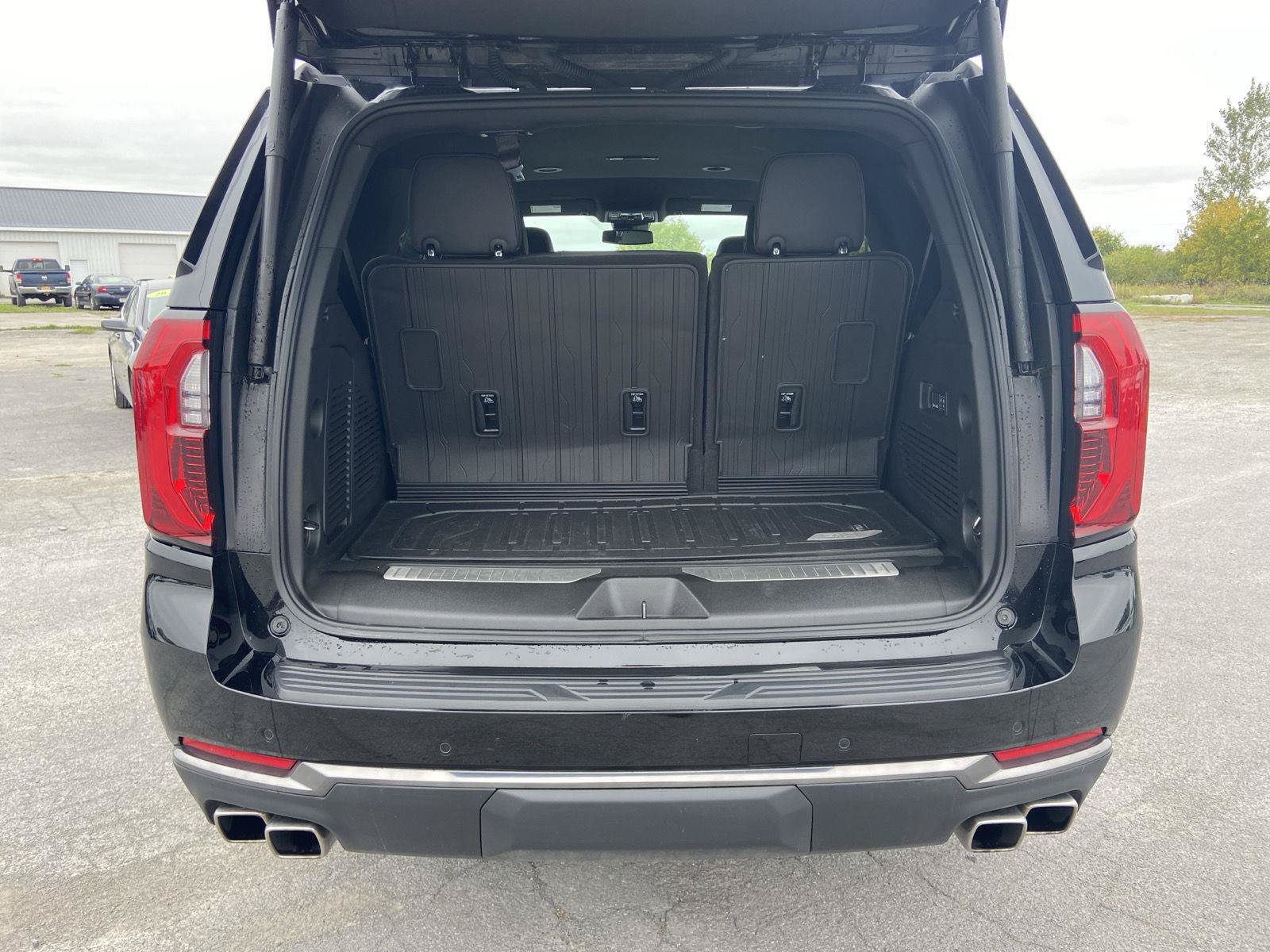 Used 2026 GMC Yukon AT4 w/ LPO, Floor Liner Package AWD/4WD image 11