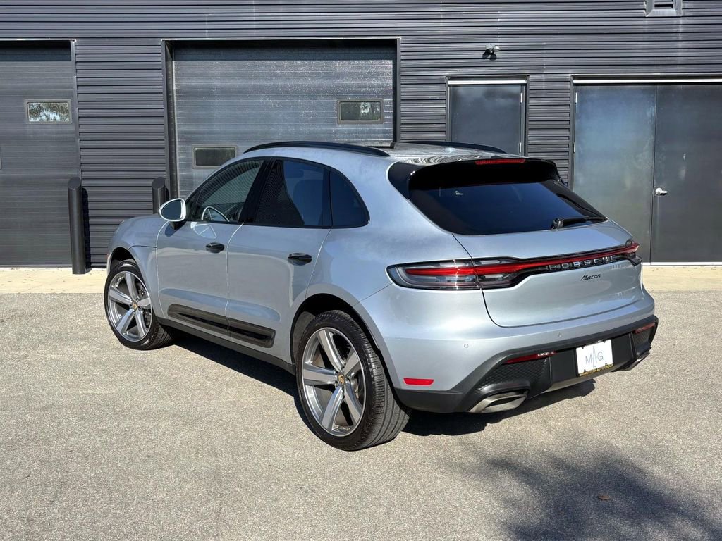 Certified 2025 Porsche Macan image 3