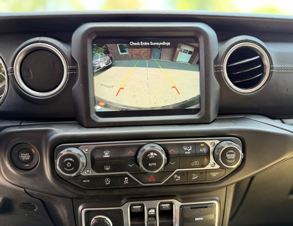 Used 2018 Jeep Wrangler Unlimited Sahara AWD/4WD image 30