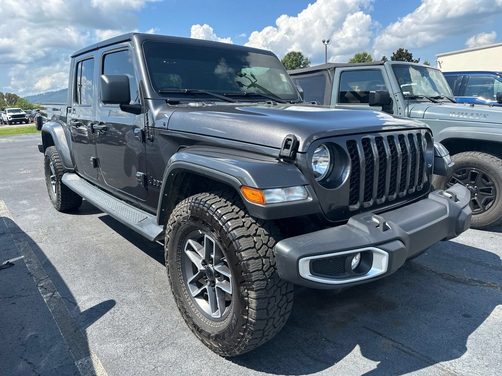 Used 2023 Jeep Gladiator Sport AWD/4WD image 3