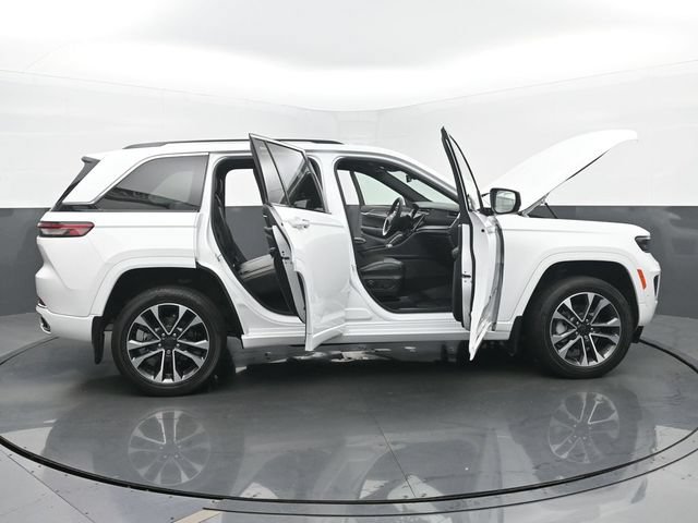 Used 2023 Jeep Grand Cherokee Overland AWD/4WD image 57