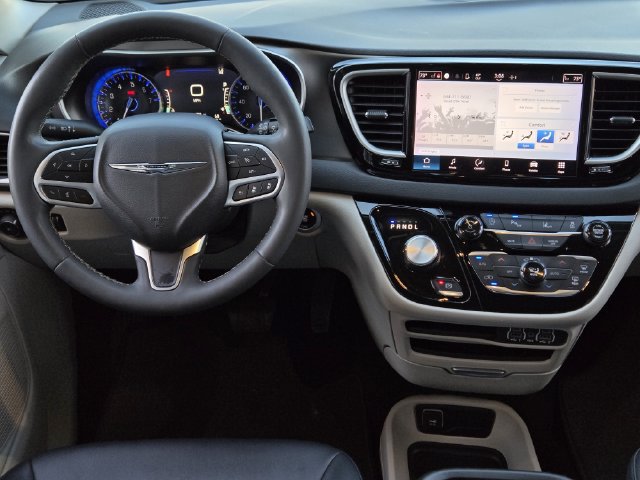 Used 2024 Chrysler Pacifica Touring-L FWD image 25