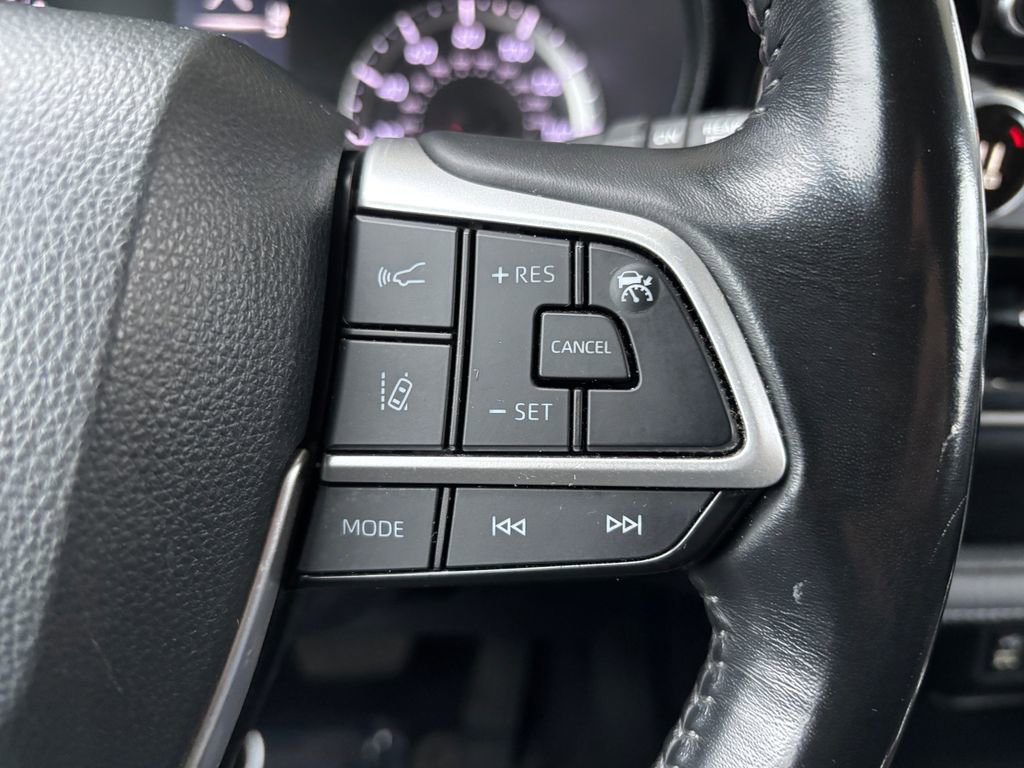 Used 2022 Toyota Highlander LE image 12