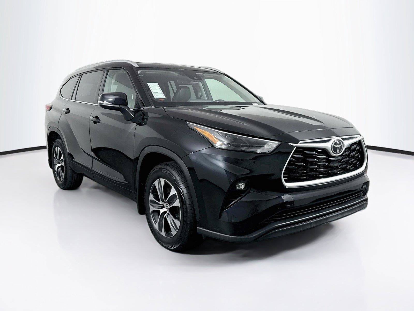 Used 2022 Toyota Highlander XLE AWD/4WD image 9