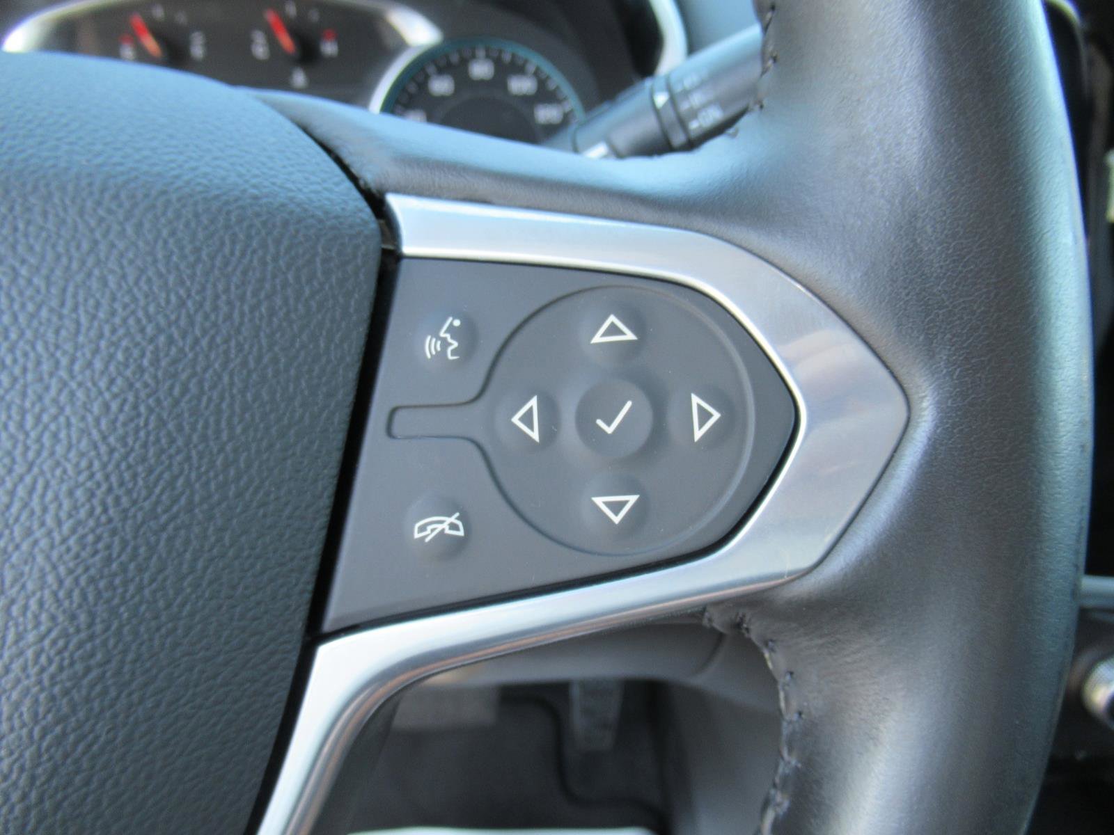 Used 2021 Chevrolet Traverse LT FWD image 25