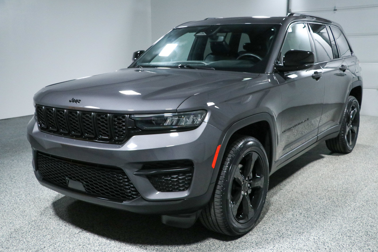 Used 2023 Jeep Grand Cherokee Altitude AWD/4WD image 31