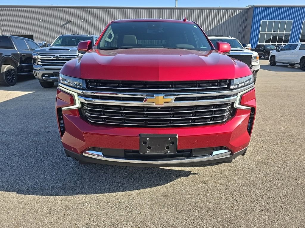 Used 2024 Chevrolet Suburban LT w/ Luxury Package AWD/4WD image 2