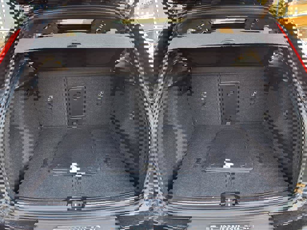 Used 2019 Volvo XC40 T5 R-Design image 18