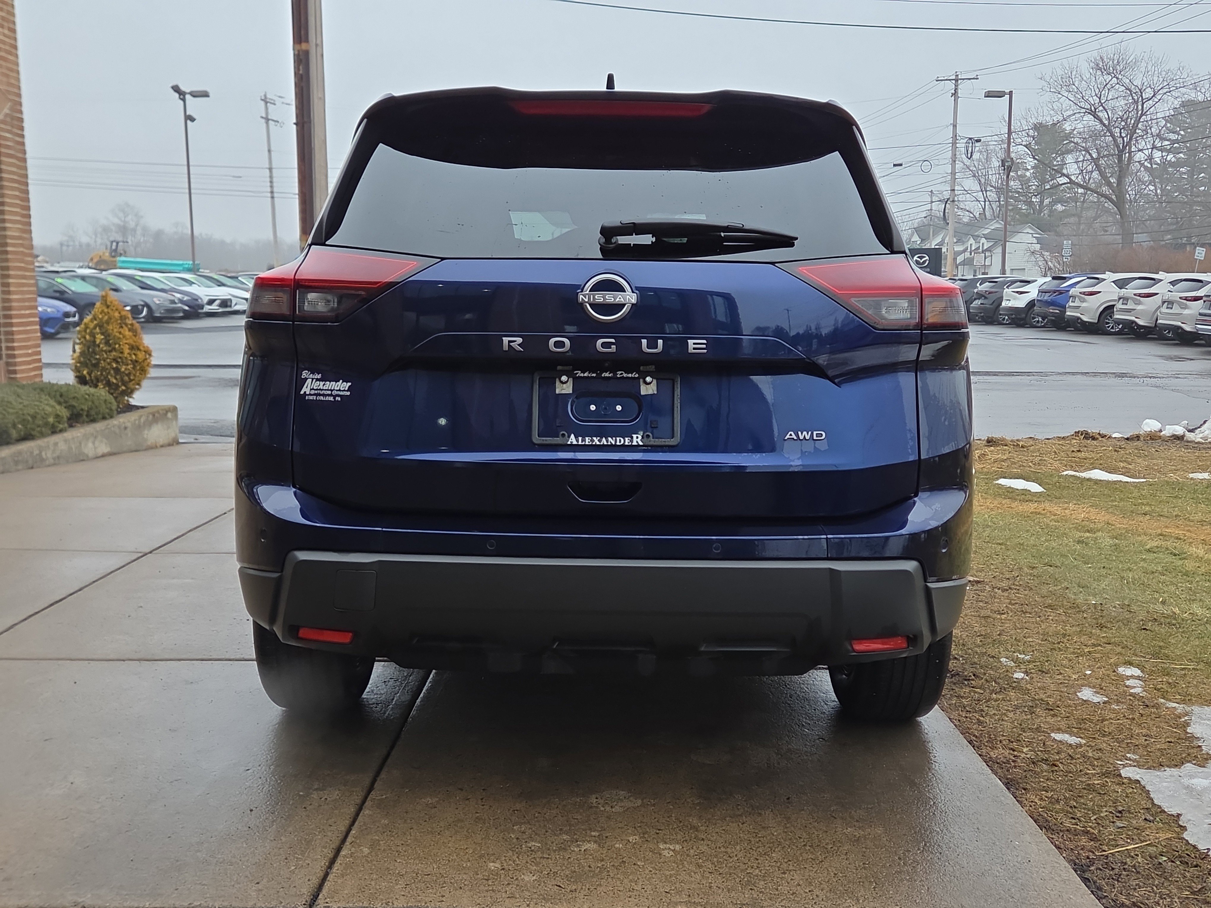 Used 2025 Nissan Rogue SV image 4