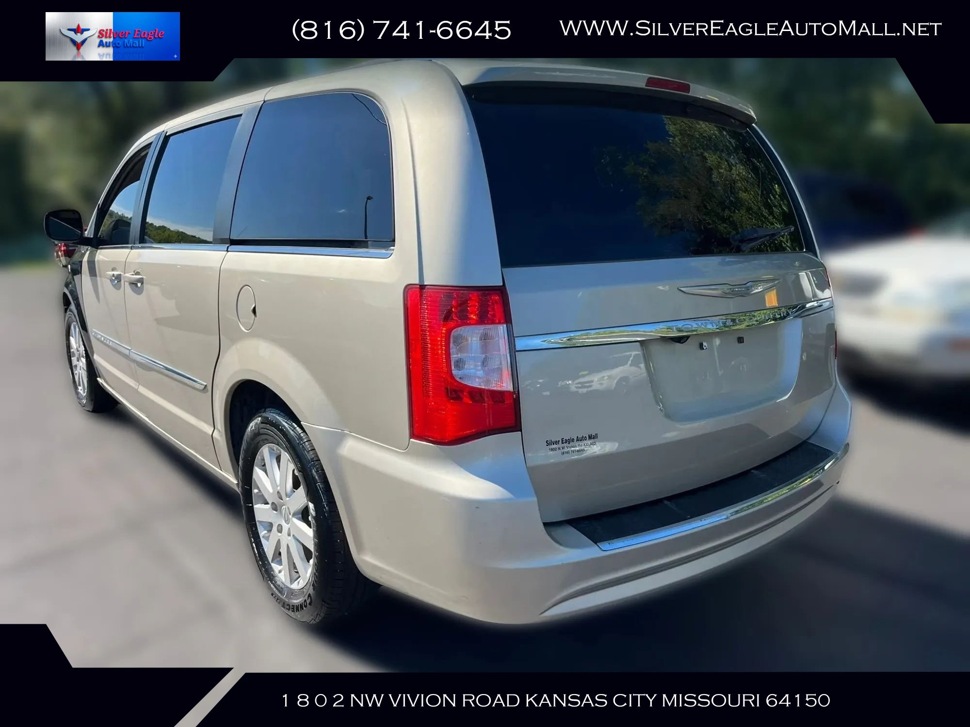 Used 2012 Chrysler Town & Country Touring w/ Entertainment Group #1 FWD image 4