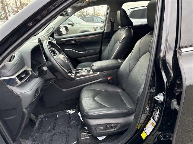 Used 2023 Toyota Highlander Limited image 14
