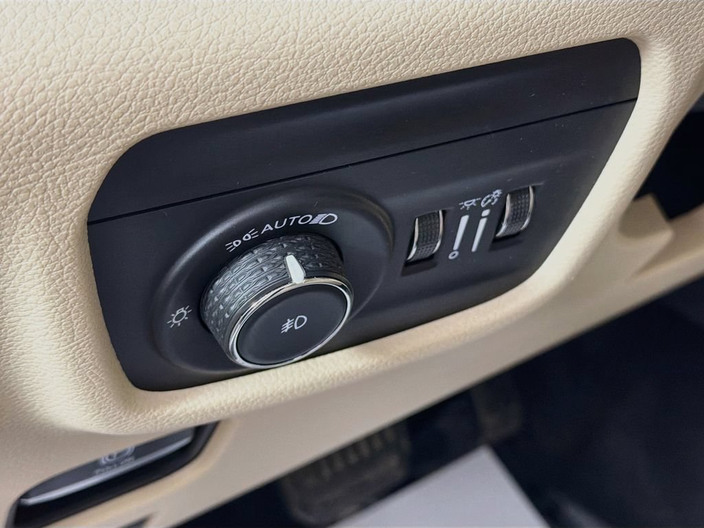 Used 2022 Jeep Grand Cherokee L Limited AWD/4WD image 10
