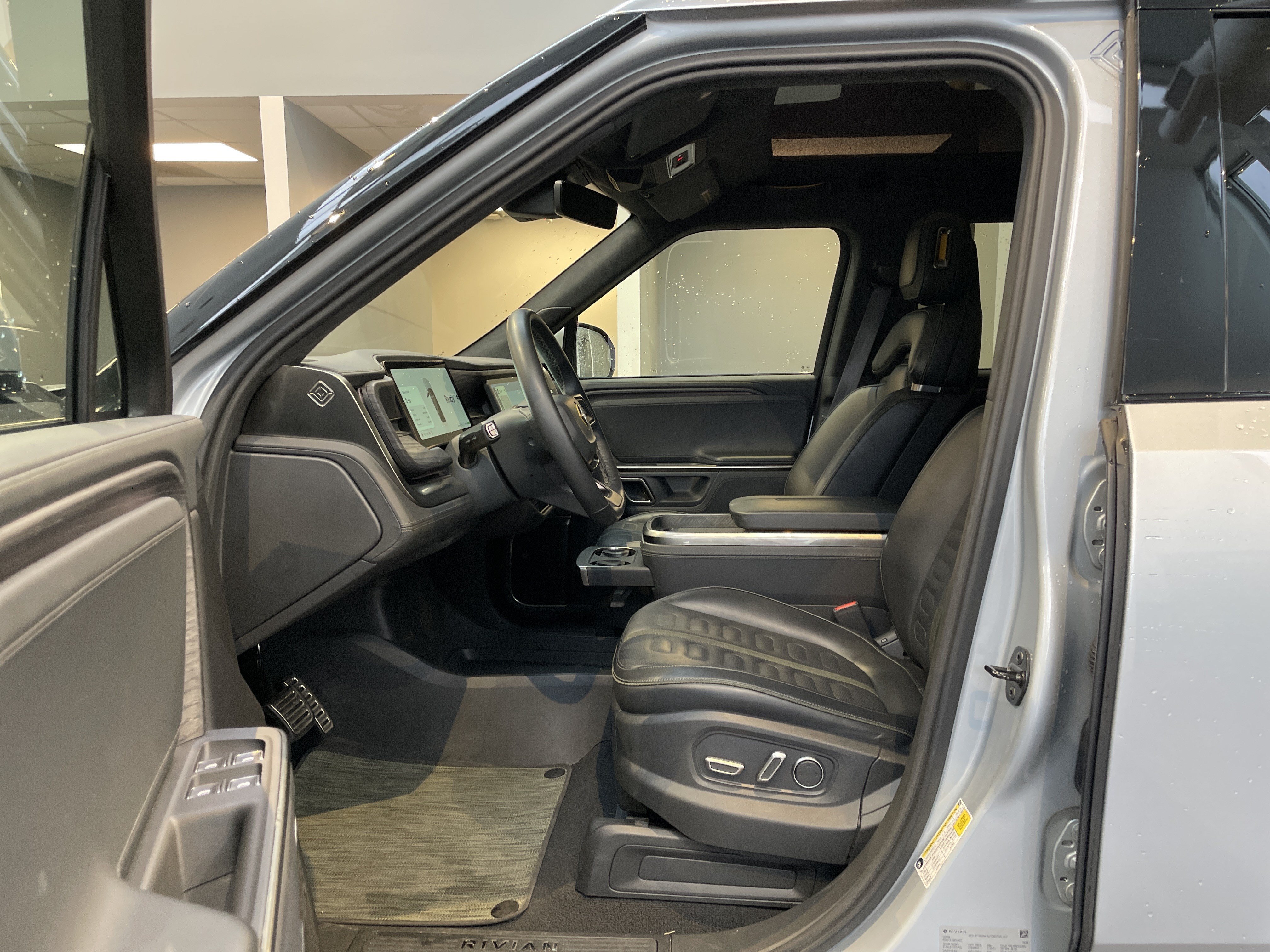 Used 2024 Rivian R1S Adventure Dual AWD/4WD image 15