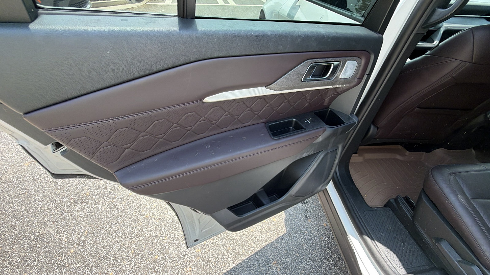 Used 2025 Ford Explorer Platinum w/ Ultimate Package RWD image 23
