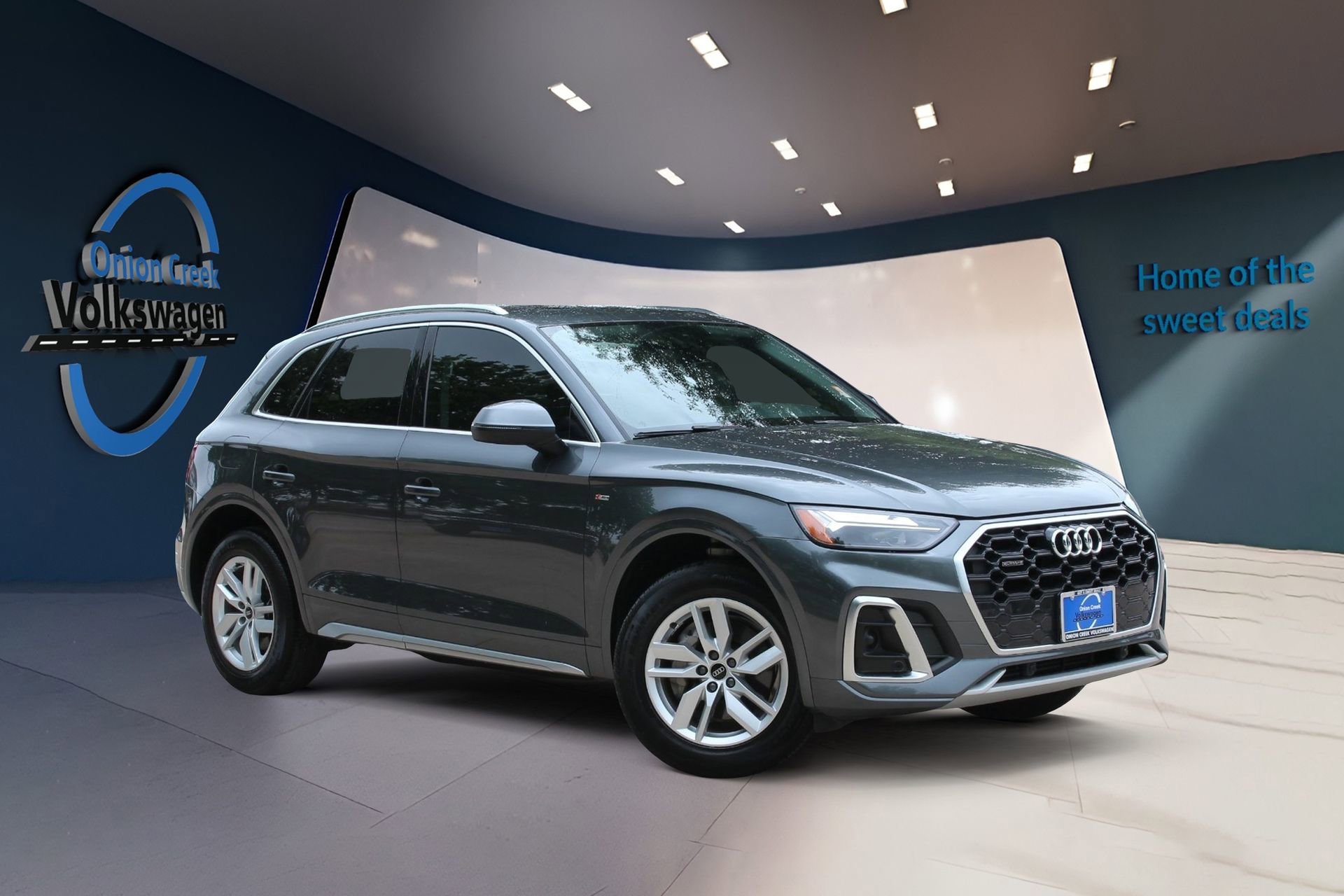 Used 2023 Audi Q5 2.0T Premium w/ Convenience Package image 2