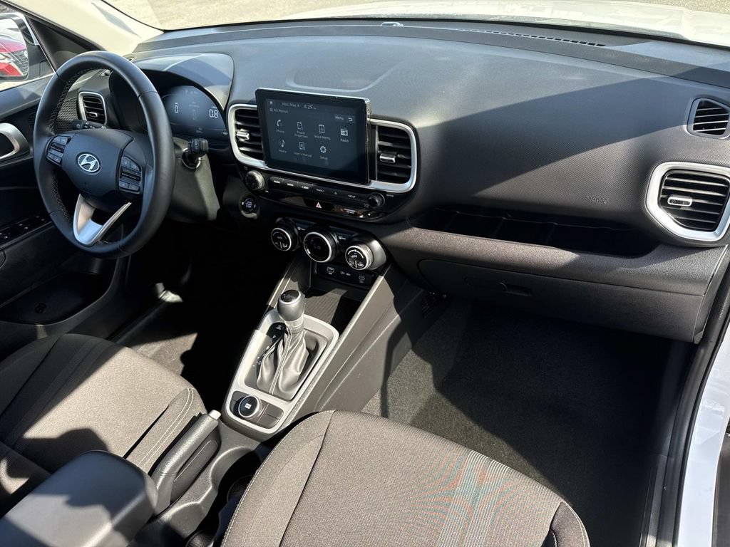 Used 2025 Hyundai Venue SEL FWD image 14