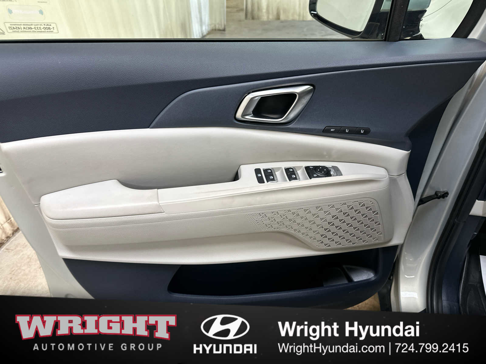 Used 2025 Kia Carnival EX FWD image 9