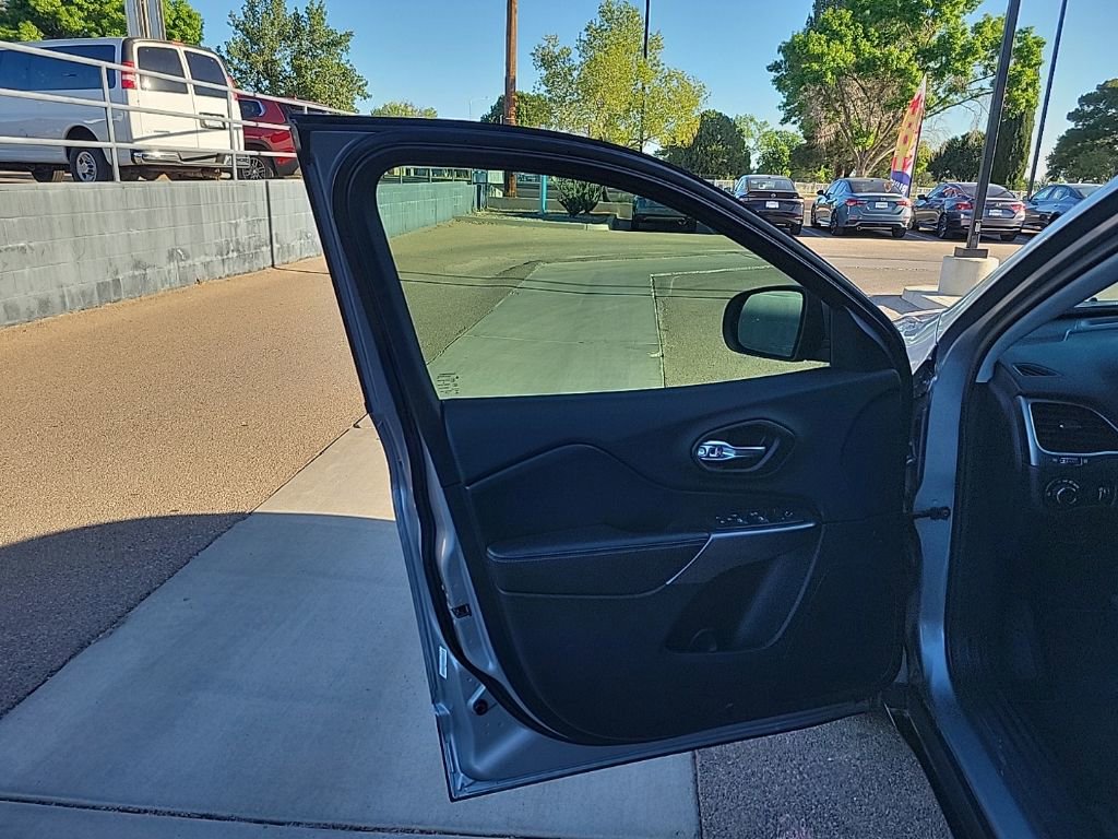 Used 2020 Jeep Cherokee Latitude FWD image 11