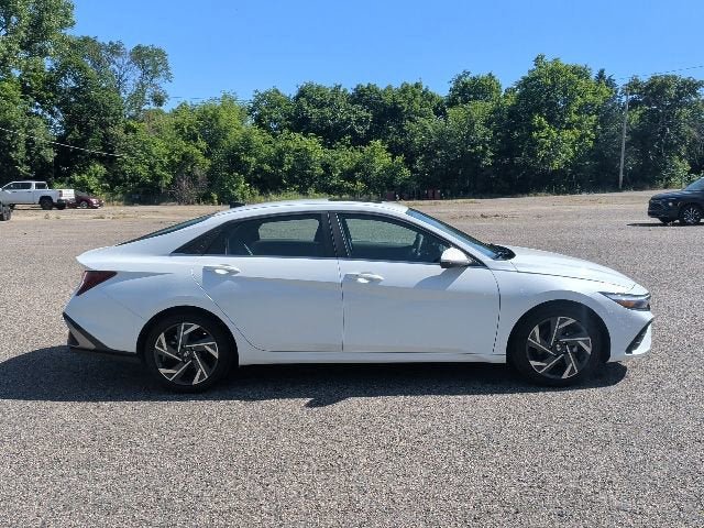 Used 2025 Hyundai Elantra SEL FWD image 5