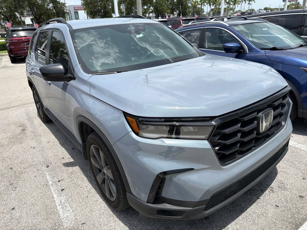 Used 2025 Honda Pilot Sport image 3